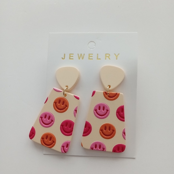 Fashion Jewelry Smiley Face Clay Like Dangle Earrings - Picture 3 of 4